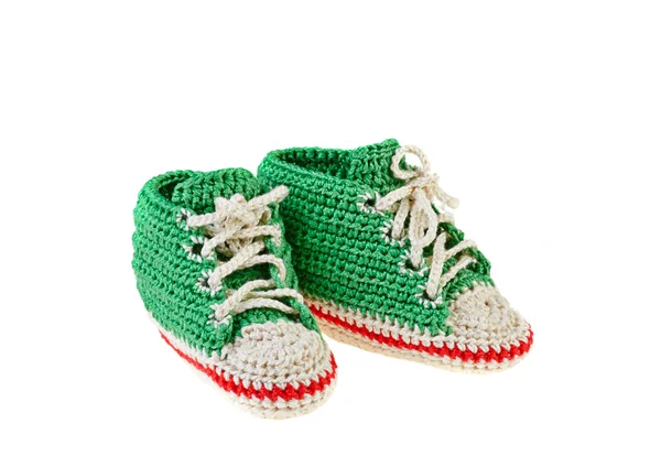 Botines de bebé de ganchillo verde con línea roja aislada en blanco —  Fotos de Stock