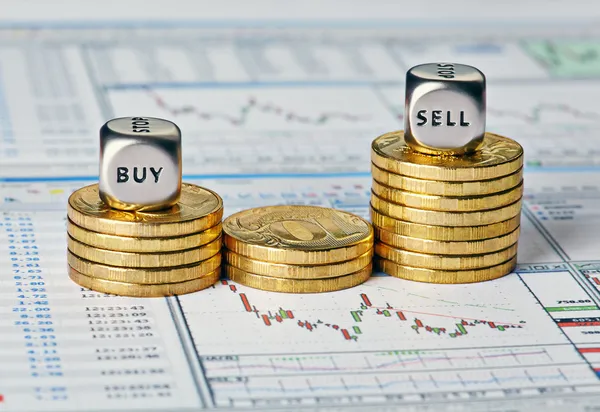 Finanzdiagramm, Münzen und Würfel mit den Worten sell buy. s — Stockfoto