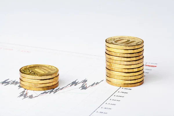 Finanzkarte steigt und Goldmünzen — Stockfoto