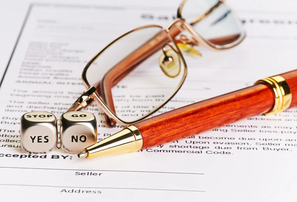 Contrato con gafas, bolígrafo y dados cubos con palabras SÍ NO. Se —  Fotos de Stock