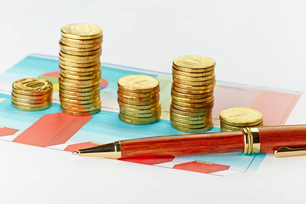 Mehrfarbige Karte und Stift mit Stapeln von Münzen. Selektive Fokussierung — Stockfoto