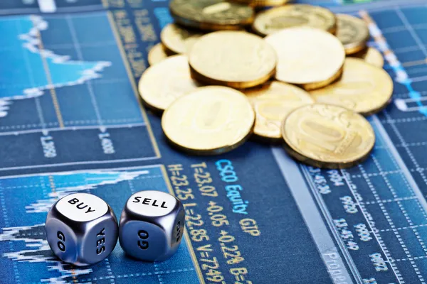 küpleri ile satın almak satmak kelimeleri, sikkeler ve finansal grafik olarak dices