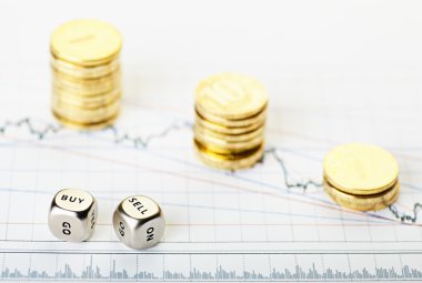 Dices küpleri sözlerle satmak satın almak ve altın yığını sikkeler üzerinde