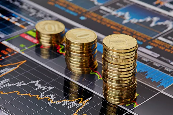 Uptrend stacks coins,on the financial stock charts as backgrou — Stock Photo, Image