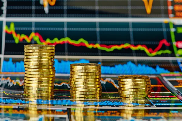 Abwärtstrend Finanzdiagramm und Stapel von Goldmünzen — Stockfoto