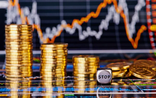 düşüş trendi altın yığınları paralar, dices küp kelime stop ve