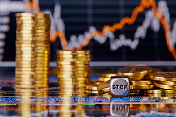 Cubo de dados com a palavra STOP, stacks de tendência de baixa de moeda de ouro — Fotografia de Stock