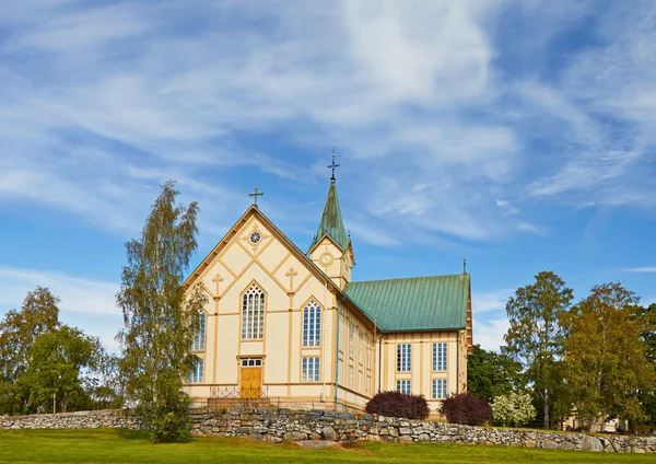 Finské dřevěné venkovské katolické církve v slunné letní da — Stock fotografie