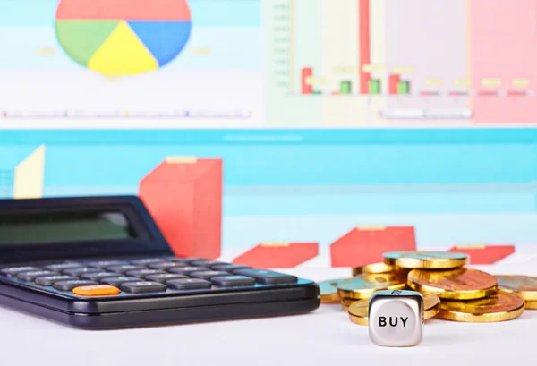 Cubo de dados com a palavra COMPRAR, moedas de ouro, calculadora e finan — Fotografia de Stock