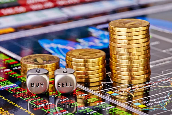 Uptrend stapelt Goldmünzen, Würfel mit dem Wort sell buy — Stockfoto