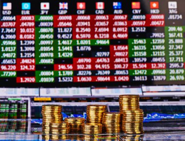 altın sikke ve arka plan olarak finansal grafik yığını. se