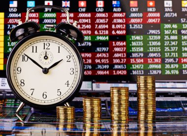 Yükseliş altın sikke, saat ve finansal grafik olarak bac yığınları