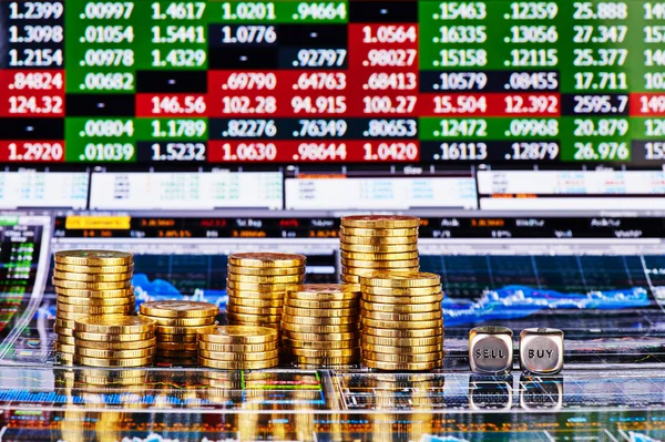 Würfel mit den Worten sell buy, Säulen mit Goldmünzen und — Stockfoto