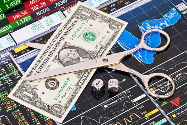 Schaar snijden een-dollar bankbiljet, dobbelstenen kubussen met het woord — Stockfoto
