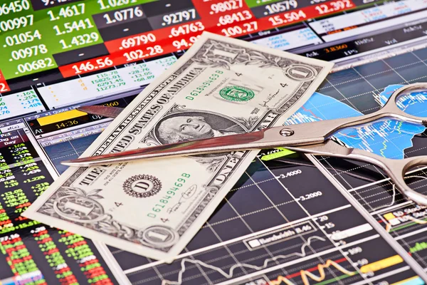Schaar snijden een-dollar banknote.financial grafieken en colu — Stockfoto