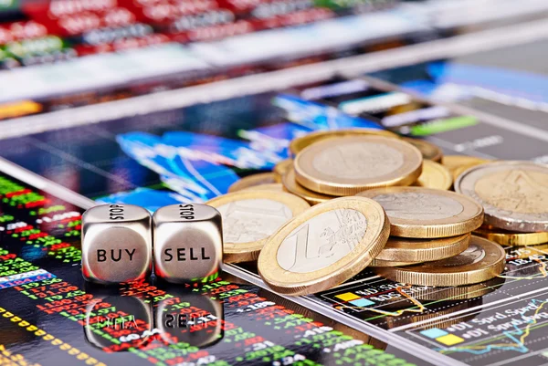 Dices cubos con las palabras VENDER COMPRAR, monedas de un euro y una financ — Foto de Stock