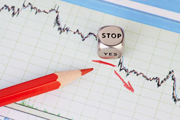 Finansal piyasa grafiği, kırmızı kalem, kırmızı ok ve DIC düşüş trendi