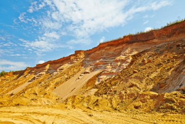 kumlu yol ve uçurum yaz güneşli bir günde manzara