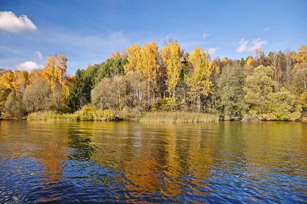 Journée ensoleillée d'automne sur le lac en Russie — Photo