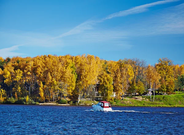 Motorboot auf einem Herbstsee bei sonnigem Wetter — Stockfoto