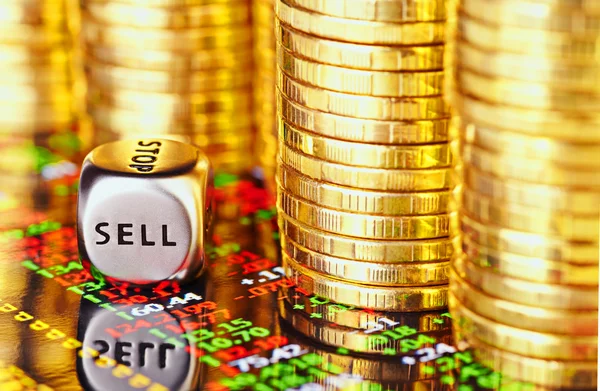 Goldmünzen, Finanzdiagramm und Würfel mit dem Wort verkaufen. — Stockfoto