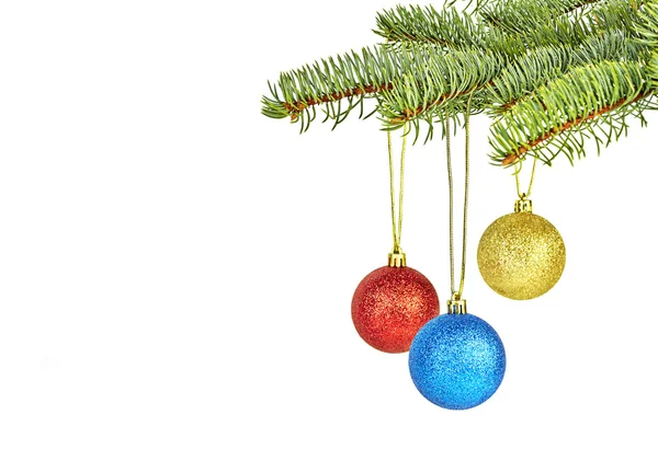 Decoración de Navidad. Árbol de Navidad y bolas de colores en blanco — Foto de Stock