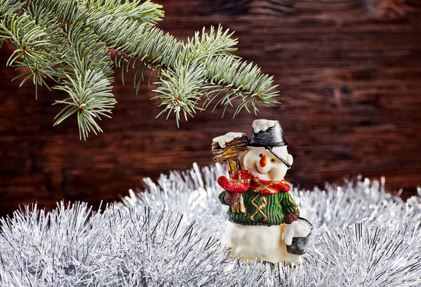 Décorations de Noël. Bonhomme de neige heureux, sapin, tinsel sur bois — Photo