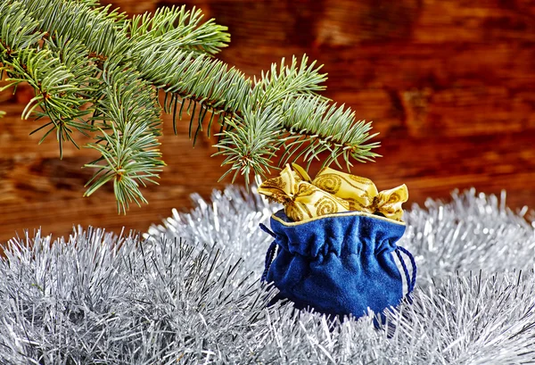 Dekoracje na Boże Narodzenie. niebieski worek z Boże Narodzenie prezenty, jodła tr — Zdjęcie stockowe