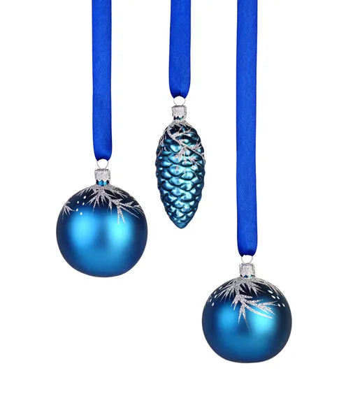 Decoração de Natal. Duas bolas de Natal azuis e cone pendurado — Fotografia de Stock