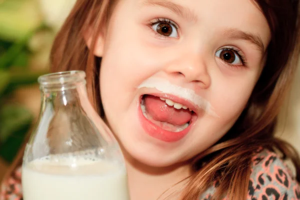 Kind trinkt Milch — Stockfoto