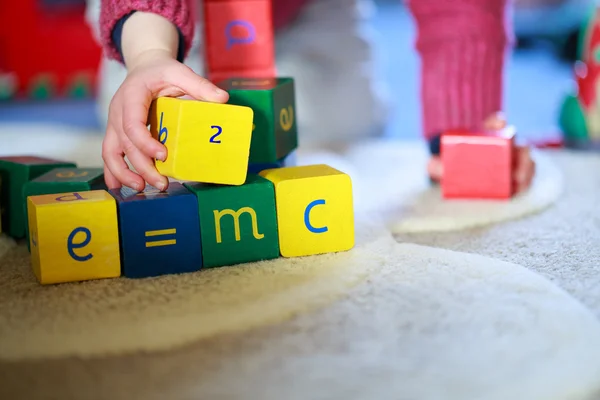 Kind spielt mit Bausteinen — Stockfoto