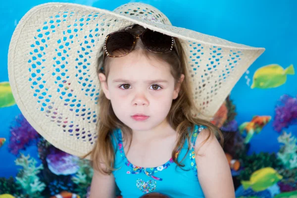 Enfant portant un chapeau de soleil — Photo