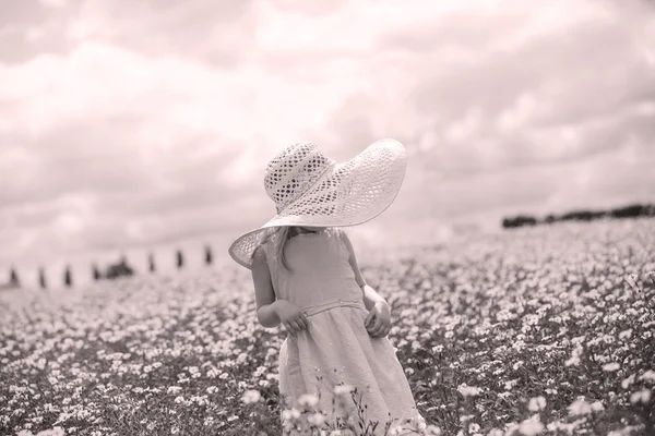 Mladá dívka v květu pole — Stock fotografie