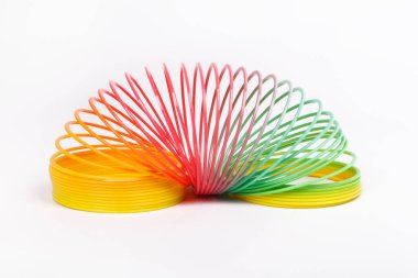 Klasik bir bahar oyuncağı beyaz bir arka planda yatıyor..