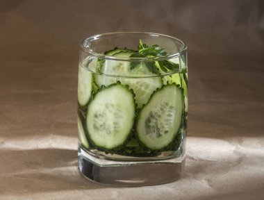 Maydanozlu bir bardakta salatalık ile besleyici arındırma suyu.