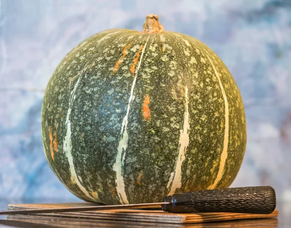 Mutfakta Bıçaklı Büyük Yeşil Bir Balkabağı Doğramaya Hazır — Stok fotoğraf