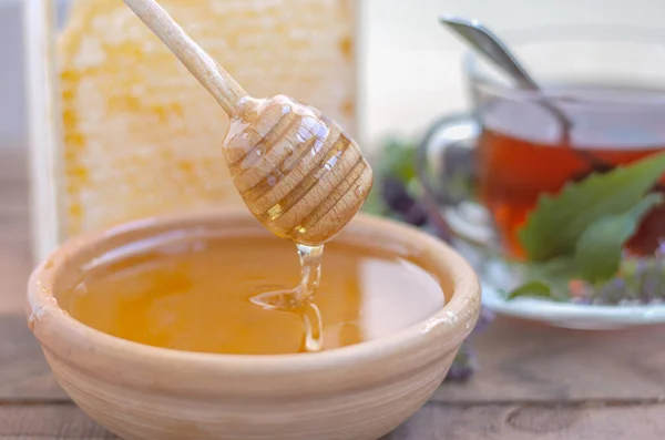 Μέλι Ρέει Ένα Μπολ Ένα Ξύλινο Κουτάλι Μέλι — Φωτογραφία Αρχείου