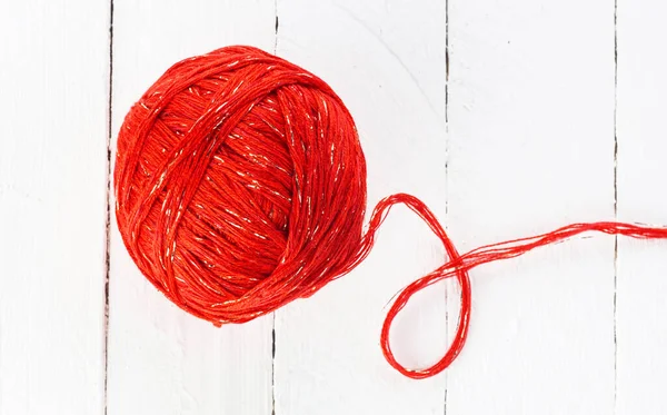 Ball Red Yarn White Background Painted Boards Close — Stockfoto
