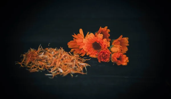 Flores Frescas Brilhantes Flores Secas Calêndula Fundo Madeira Preta — Fotografia de Stock