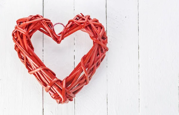 Ein Großes Rotes Herz Auf Dem Hintergrund Von Holzbrettern Valentinstag — Stockfoto