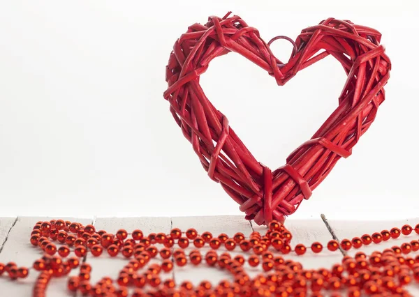 Одно Большое Красное Сердце Белом Фоне Бусами День Святого Валентина — стоковое фото
