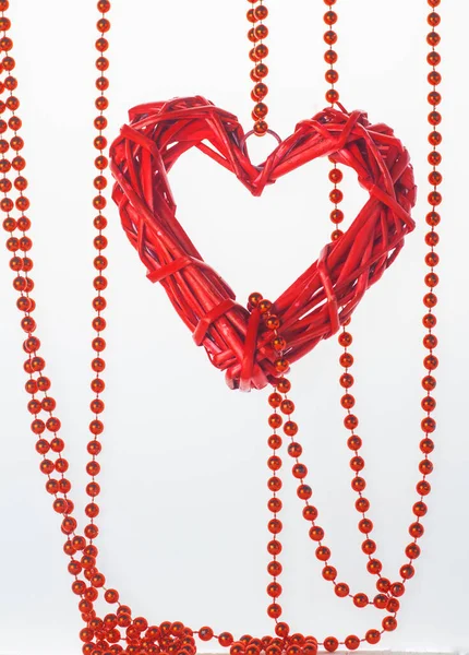 Висит Большое Красное Сердце Белом Фоне Бусами День Святого Валентина — стоковое фото