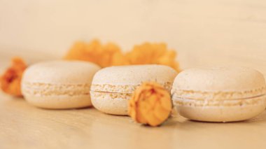 Tatlı bademli, turuncu renkli, turuncu çiçekli makarna..