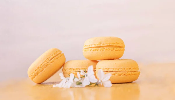 Macaroni Met Zoete Amandelen Van Lichtgele Kleur Met Witte Bloemen — Stockfoto