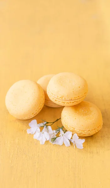 Macaroni Sweet Almonds Pale Yellow Color White Flowers Top View — Stock Photo, Image