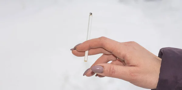 Kvinnas Hand Som Håller Cigarett Mot Bakgrund Kopieringsutrymmet — Stockfoto