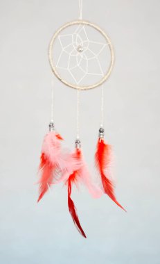 Tüyleri ve asılmış boncukları olan el yapımı rüya yakalayıcı..
