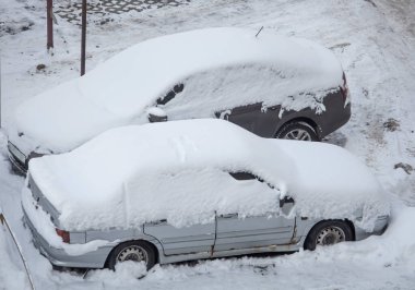 Araba kalın bir kar tabakasının altında..