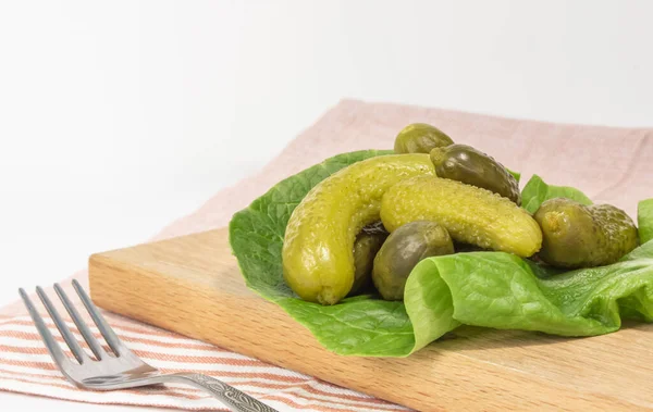 Křupavé Nakládané Okurky Zeleném Listě Salátu Vidličkou Stole — Stock fotografie