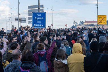 Rio Tinto Grup Şirketi 'nin kamulaştırma yasasını ve lityum madenciliğini protesto eden insanlar, kentteki yol ve köprüleri kapattılar.
